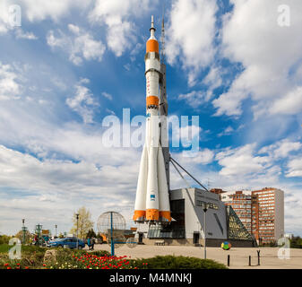 Samara, Russia - 6 Maggio 2017: vera navicella spaziale Soyuz come monumento in estate giornata di sole. Altezza del razzo insieme con l'edificio - 68 metri, peso - 20 ton Foto Stock