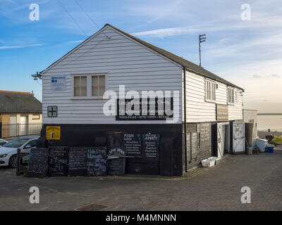 LEIGH-ON-SEA, ESSEX, UK - 16 FEBBRAIO 2018: Leigh Fishermans Co-Op sul molo di Old Leigh Foto Stock