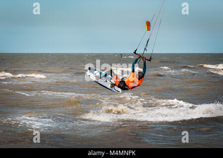 Kite surfer close-up da dietro in una giornata di vento Foto Stock