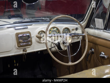 Verona, Italia - 09 Maggio 2015: cruscotto dettaglio di una vecchia auto d'epoca. Foto Stock