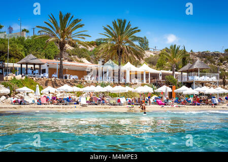 PAPHOS, Cipro - Luglio 24, 2016: le persone che si godono la bella giornata d'estate al Coral Bay beach Foto Stock