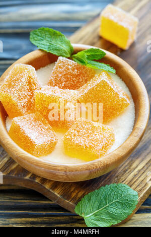 Marmellata di arance in una ciotola di legno con lo zucchero. Foto Stock