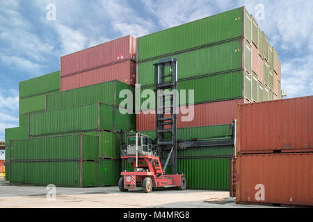 Sollevamento carrello scatola contenitore di carico a deposito di container utilizzare per il trasporto di merci di importazione, esportazione, logistica dello sfondo. Foto Stock