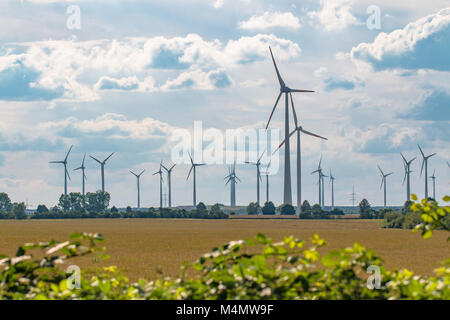 Un sacco di mulini a vento la produzione di energia pulita Foto Stock