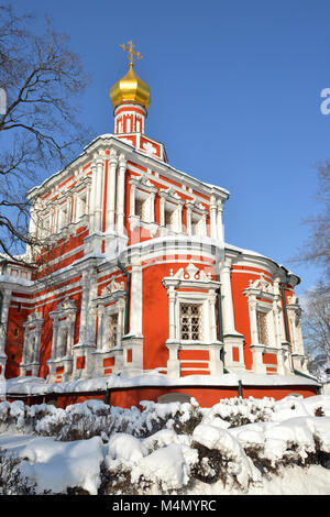 Il Convento Novodevichy noto anche come Smolensky Bogoroditse Monastero a Mosca, Russia. Cattedrale dell'Assunzione (1685 - 1687) in inverno Foto Stock