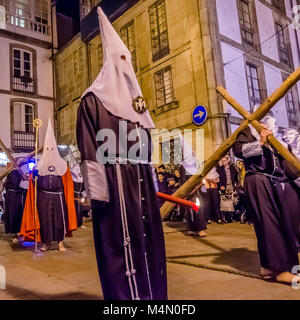 SANTIAGO DE COMPOSTELA, Spagna - 3 Aprile 2015: Tradizionale spagnolo la Settimana Santa processione del Giovedì Santo la notte a Santiago de Compostela, Spagna Foto Stock