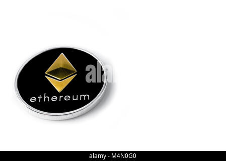 Singola moneta reale da Cryptocurrency Ethereum Argento, isolati su sfondo bianco. Valuta moderno. Foto Stock