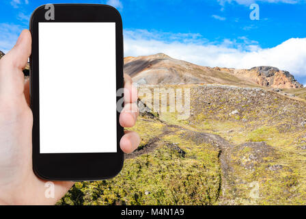 Concetto di viaggio - fotografie turistiche sentieri nella zona Landmannalaugar di Fjallabak Riserva naturale nella regione degli altopiani di Islanda in autunno sullo smartphone Foto Stock