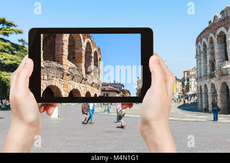 Concetto di viaggio - fotografie turistiche Arena romana di Piazza Bra a Verona in primavera in Italia su tablet Foto Stock