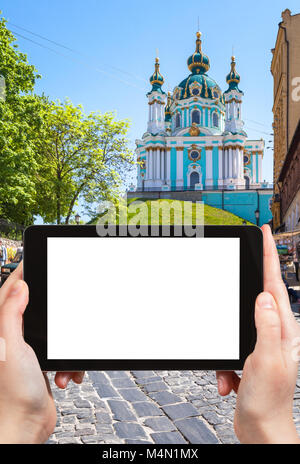 Concetto di viaggio - fotografie turistiche Andriyivskyy discesa street e di Sant'Andrea Chiesa in Podil distretto della città di Kiev in Ucraina su tablet con taglio o Foto Stock
