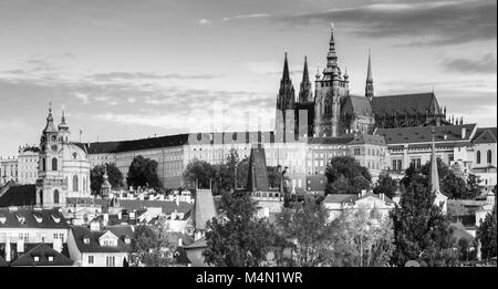 Sunrise vista sul castello di Hradcany,chiese e cappelle nella splendida città di Praga, Repubblica Ceca Foto Stock