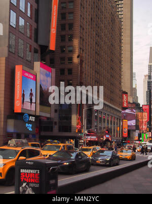 Il traffico congestionato in Times Square Foto Stock