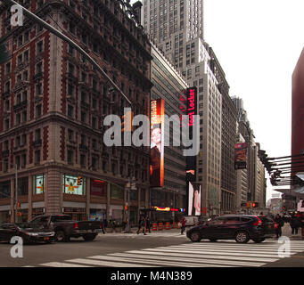 New York , New York, Stati Uniti d'America. Febbraio 1, 2018. Angolo tra la 42nd Street e Broadway in midtown Manhattan su un pomeriggio nei giorni feriali Foto Stock