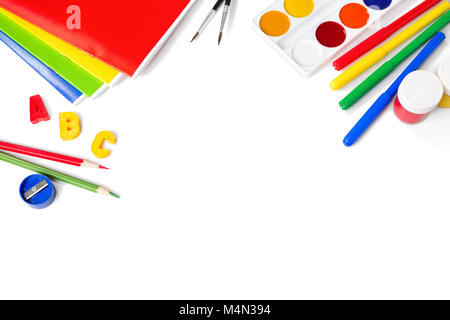 Attrezzature scolastiche con matite, pennelli e colori isolato su bianco. Si torna a scuola concetto. Scuola articoli di cancelleria Foto Stock