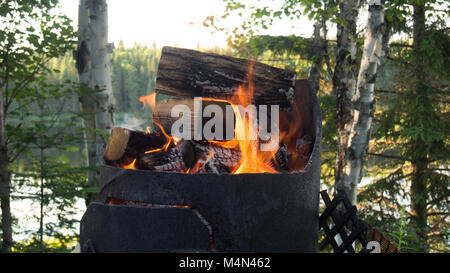 Camping falò nei pressi di un lago in Quebec, Canada Foto Stock