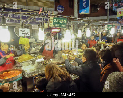 Un pazzo sabato notte in Gwangjang mercato alimentare a Seoul COREA DEL SUD Foto Stock