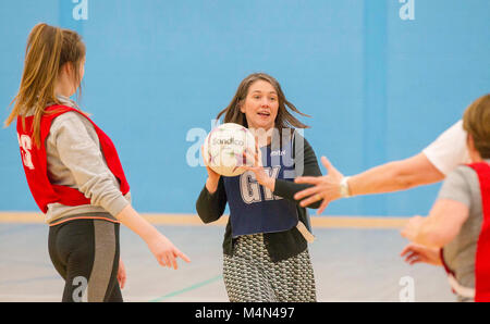 Sport e salute pubblica Il Ministro Aileen Campbell giocando a piedi netball Foto Stock