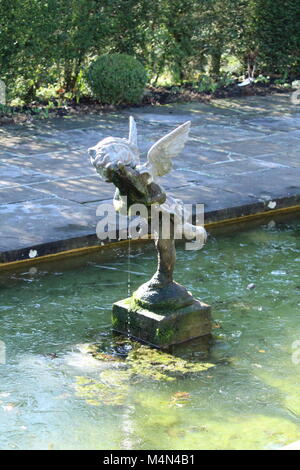 Cherubino fontana in un giardino medievale, England, Regno Unito Foto Stock