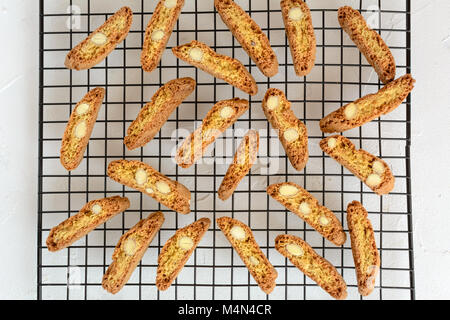 Cantuccini - italiano i biscotti con mandorle tritate. Foto Stock