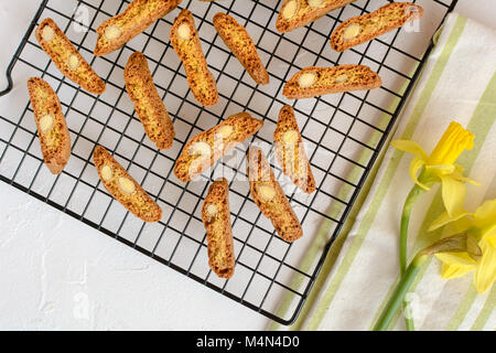 Cantuccini - italiano i biscotti con mandorle tritate. Foto Stock