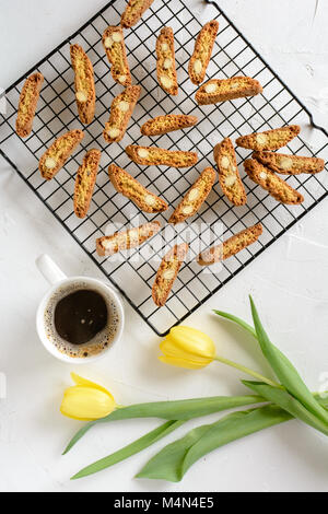 Cantuccini - italiano i biscotti con mandorle tritate. Foto Stock