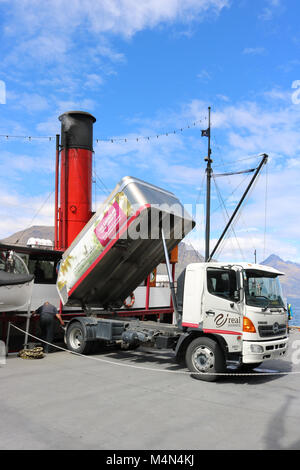 Il caricamento di camion carbone su TSS la Earnshaw presso la banchina in Queenstown sul lago Wakatipu e Otago, South Island, in Nuova Zelanda. Foto Stock