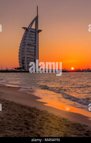 Vista al tramonto del Burj Al Arab hotel sulla spiaggia di Jumeirah a Dubai, Emirati Arabi Uniti Foto Stock