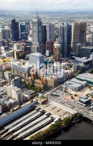 Melbourne, Australia: Marzo 03, 2017: Cityscape di centrale di Melbourne dall'Eureka Tower Sky compreso la stazione di Flinders Street e Federation Square Foto Stock