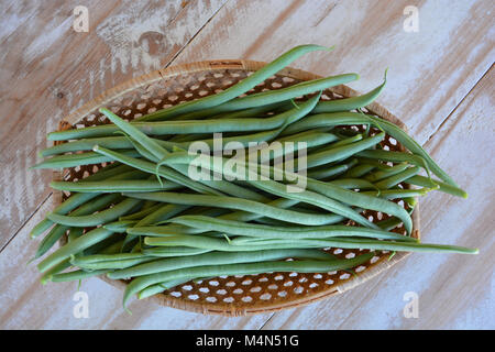 Appena raccolto i fagiolini verdi in un cestello Foto Stock