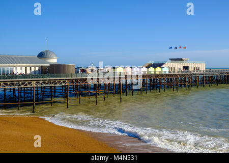 Hastings Pier in una giornata di sole in inverno, East Sussex, Regno Unito Foto Stock