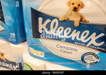 Kleenex carta igienica carta sulla vendita in un supermercato australiano Foto Stock