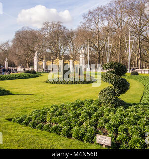 Canada porta sul bordo del parco verde (dietro), Londra. Buckingham Palace è fuori tiro a sinistra. Foto Stock