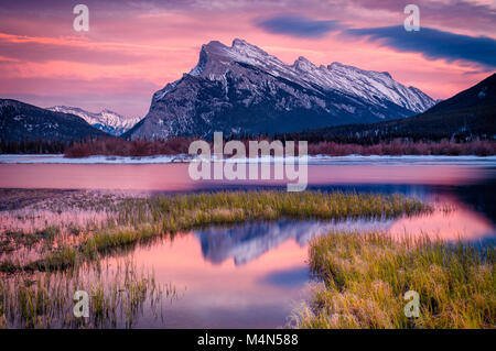 Luce della Sera a Laghi Vermillion e Mount Rundle nel Parco Nazionale di Banff, Canada Foto Stock