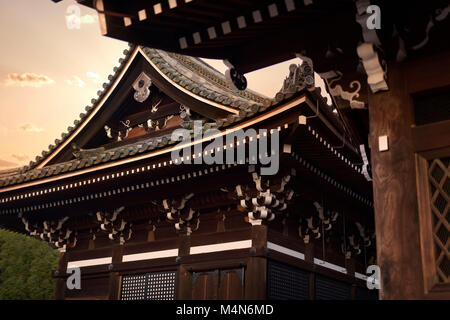 Dettaglio del tetto di Asakura-fare Hall di Kiyomizu-dera tempio buddista, giapponese di architettura tradizionale. Kyoto, Giappone Foto Stock