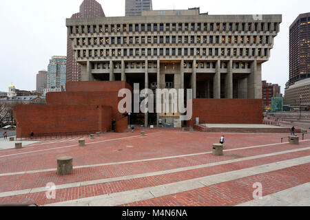 Il ventoso plaza fuori Boston City Hall, considerata un capolavoro di anni sessanta architettura di calcestruzzo chiamato Brutalism Foto Stock