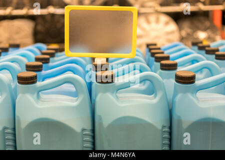 Blu 5 litri. lattine in negozio Foto Stock