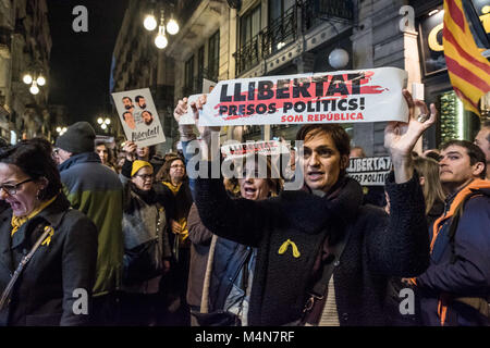 Barcellona, in Catalogna, Spagna. Xvi Feb, 2018. Alcuni manifestanti visto affissione di manifesti per chiedere la liberazione dei prigionieri politici.Migliaia di pro-indipendenza sostenitori hanno marciato in Barcellona per esigere la libertà dei prigionieri politici accusati del reato di sedizione. Credito: Paco Freire/SOPA/ZUMA filo/Alamy Live News Foto Stock