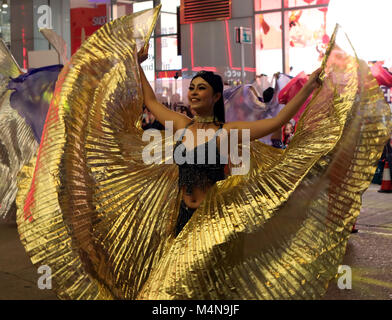 Hong Kong, Cina. Xvi Feb, 2018. Un attrice esegue durante la Cathay Pacific International Nuovo Anno Cinese Night Parade per contrassegnare il nuovo anno lunare festeggiamenti per l anno del cane, a Hong Kong, Cina del sud, Feb 16, 2018. Credito: Li Peng/Xinhua/Alamy Live News Foto Stock