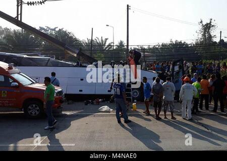 Bangkok. Xvii Feb, 2018. Foto scattata da telefono mobile nel febbraio 16, 2018 mostra sito incidente di un tour bus che trasportano i turisti cinesi nel sud della provincia tailandese di Phang Nga, Thailandia. Un driver tailandese è stato ucciso e 17 turisti cinesi sono stati feriti in un tour bus incidente nel sud della provincia tailandese di Phang Nga, secondo il Consolato Cinese in generale Songkhla. Credito: Xinhua/Alamy Live News Foto Stock