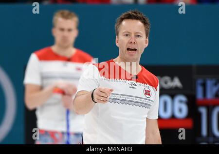 Pyeongchang, Corea del Sud. Xvii Feb, 2018. Torger Nergaad (NOR). Mens curling. Gangneung centro di curling. Pyeongchang2018 Olimpiadi invernali. Gangneung. Repubblica di Corea. 17/02/2018. Credito: Sport In immagini/Alamy Live News Foto Stock