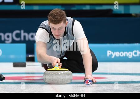 Pyeongchang, Corea del Sud. Xvii Feb, 2018. Tom Muirhead (GBR). Mens curling. Gangneung centro di curling. Pyeongchang2018 Olimpiadi invernali. Gangneung. Repubblica di Corea. 17/02/2018. Credito: Sport In immagini/Alamy Live News Foto Stock