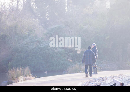 Northampton. Xvii Feb, 2018. Regno Unito Meteo: un freddo gelido e mattina di sole con le persone che si godono la fredda aria fresca passeggiando i loro cani in Abington Park Credit: Keith J Smith./Alamy Live News Foto Stock