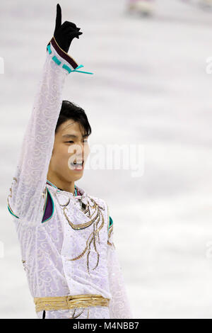 Gangneung, Corea del Sud. Xvii Feb, 2018. Medaglia d'oro YUZURU HANYU del Giappone festeggia dopo il pattinaggio artistico: uomini single libero Pattinaggio sul Ghiaccio Gangneung Arena durante il 2018 Pyeongchang Giochi Olimpici Invernali. Credito: Scott Kiernan Mc/ZUMA filo/Alamy Live News Foto Stock