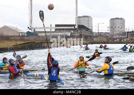 Glasgow, Scozia. Xvii Feb, 2018. UK - previsioni del tempo - il congelamento di acqua fredda in una giornata grigia a Glasgow non dissuadere concorrenti nel 2018 Università Scozzese Sport (SUS) canoa polo la concorrenza. Gli studenti battaglia a Pinkston centro di sport acquatici in Glasgow Credit: Kay Roxby/Alamy Live News Credito: Kay Roxby/Alamy Live News Foto Stock