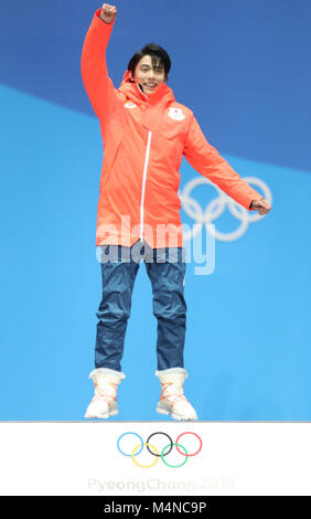 Pyeongchang, Corea del Sud. Xvii Feb, 2018. Medaglia d'oro Yuzuru Hanyu del Giappone celebra durante la premiazione di uomini single pattinaggio di figura il pattinaggio al 2018 PyeongChang Giochi Olimpici Invernali a Medal Plaza in PyeongChang, Corea del Sud, nel febbraio 17, 2018. Credito: Wu Zhuang/Xinhua/Alamy Live News Foto Stock