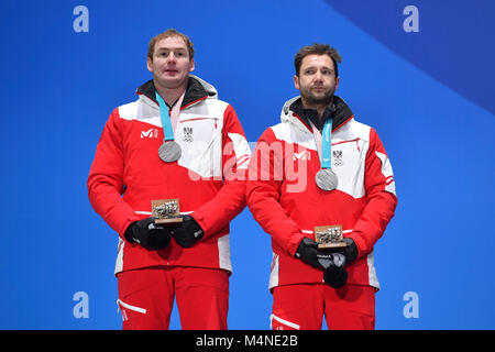 Peter PENZ/ Georg FISCHLER, AUT, 2. Platz, Silber, Silbermedaille, Silbermedaillengewinner, giubilo, jubelt, Freude, Begeisterung, emozione jubeln, saluti Luge raddoppia gli uomini, Rodeln, Doppelsitzer Siegerehrung, vittoria cerimonia, PyeongChang Olympic medals plaza am 16.02.2018. Olympische Winterspiele 2018 vom 09.02. - 25.02.2018 in PyeongChang/ Suedkorea. |L'utilizzo in tutto il mondo Foto Stock