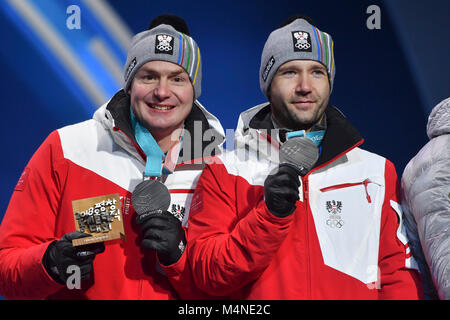 Peter PENZ/ Georg FISCHLER, AUT, 2. Platz, Silber, Silbermedaille, Silbermedaillengewinner, giubilo, jubelt, Freude, Begeisterung, emozione jubeln, saluti Luge raddoppia gli uomini, Rodeln, Doppelsitzer Siegerehrung, vittoria cerimonia, PyeongChang Olympic medals plaza am 16.02.2018. Olympische Winterspiele 2018 vom 09.02. - 25.02.2018 in PyeongChang/ Suedkorea. |L'utilizzo in tutto il mondo Foto Stock