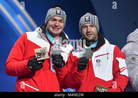 Peter PENZ/ Georg FISCHLER, AUT, 2. Platz, Silber, Silbermedaille, Silbermedaillengewinner, giubilo, jubelt, Freude, Begeisterung, emozione jubeln, saluti Luge raddoppia gli uomini, Rodeln, Doppelsitzer Siegerehrung, vittoria cerimonia, PyeongChang Olympic medals plaza am 16.02.2018. Olympische Winterspiele 2018 vom 09.02. - 25.02.2018 in PyeongChang/ Suedkorea. |L'utilizzo in tutto il mondo Foto Stock