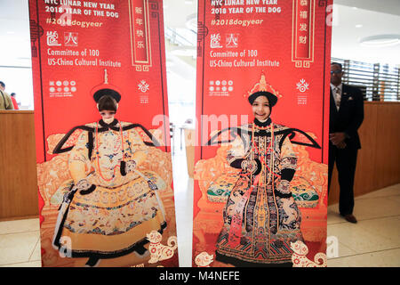 (180217) -- NEW YORK, Feb 17, 2018 (Xinhua) -- Carmen Freitas Wisbauer (L) e Julia Freitas Wisbauer dalla Germania posano per una foto con manifesti durante gli studenti open day di 'Felice Anno Nuovo Cinese: Fantastica arte cinese" in New York, Stati Uniti, Feb 16, 2018. Un open day di 'Felice Anno Nuovo Cinese: Fantastica Art Cina" si è tenuto qui il venerdì, il primo giorno del calendario lunare cinese anno del cane, per fornire agli studenti e ai residenti di New York un opportunità di imparare e sperimentare la cultura cinese. Il nuovo anno lunare cinese diventa una vacanza ufficiale nelle scuole pubbliche di New York dal 20 Foto Stock