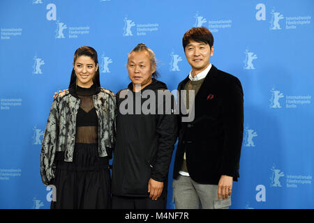 17 febbraio 2018, Germania Berlino - Berlinale 2018, photocall, 'umano, di spazio e di tempo umano' (Inkan, gongkan, sikan grigo inkan): attrice Mina Fujii (L-R), direttore Kim Ki-duk e attore Lee Sung-jae. Il film viene eseguito nella sezione Panorama della sessantottesima International Festival del Cinema di Berlino. Foto: Maurizio Gambarini/dpa Foto Stock